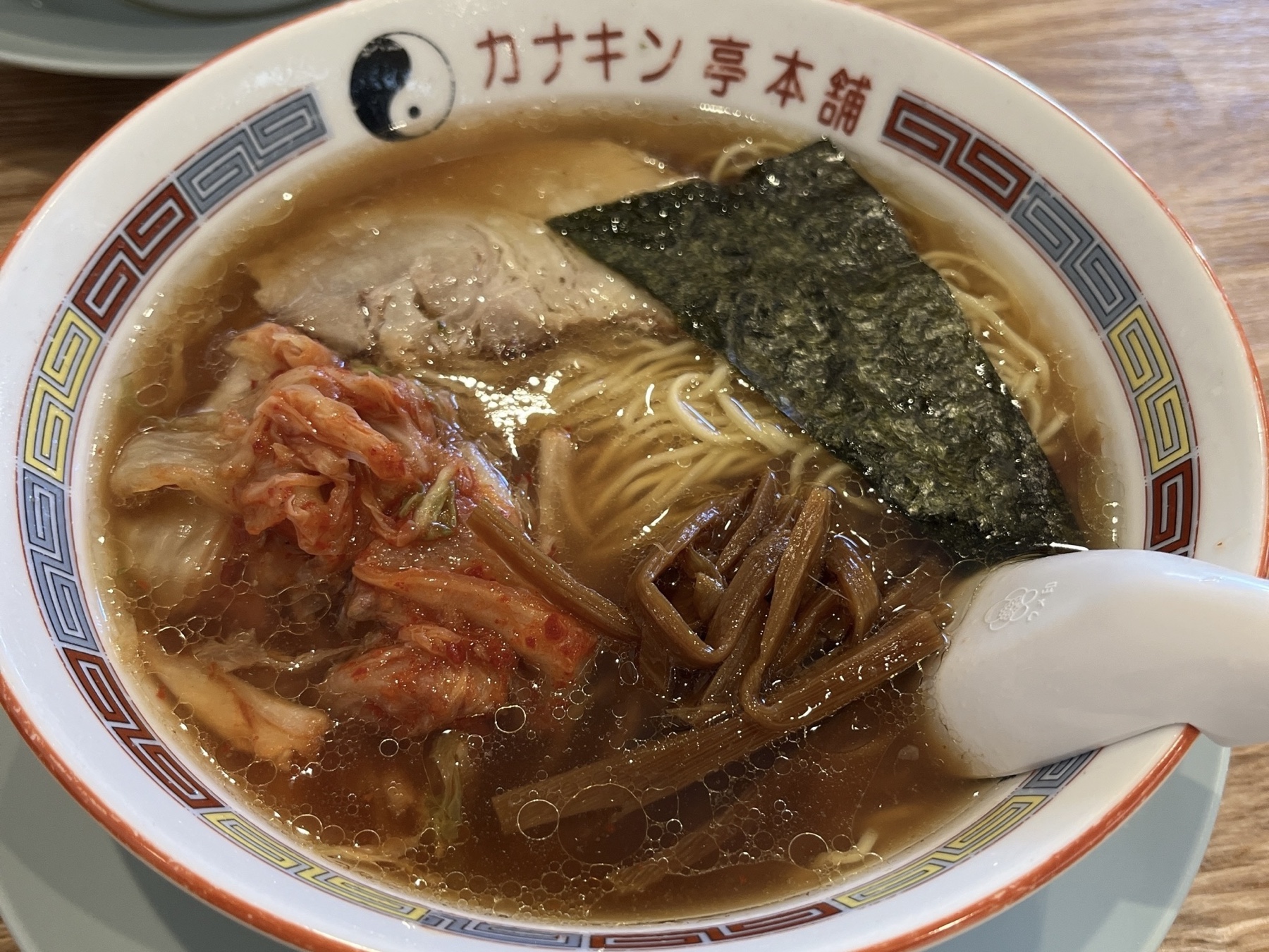 カナキン亭本舗 藤枝本店で食べた、キムチ、チャーシュー、メンマ、のりがのった中華そば