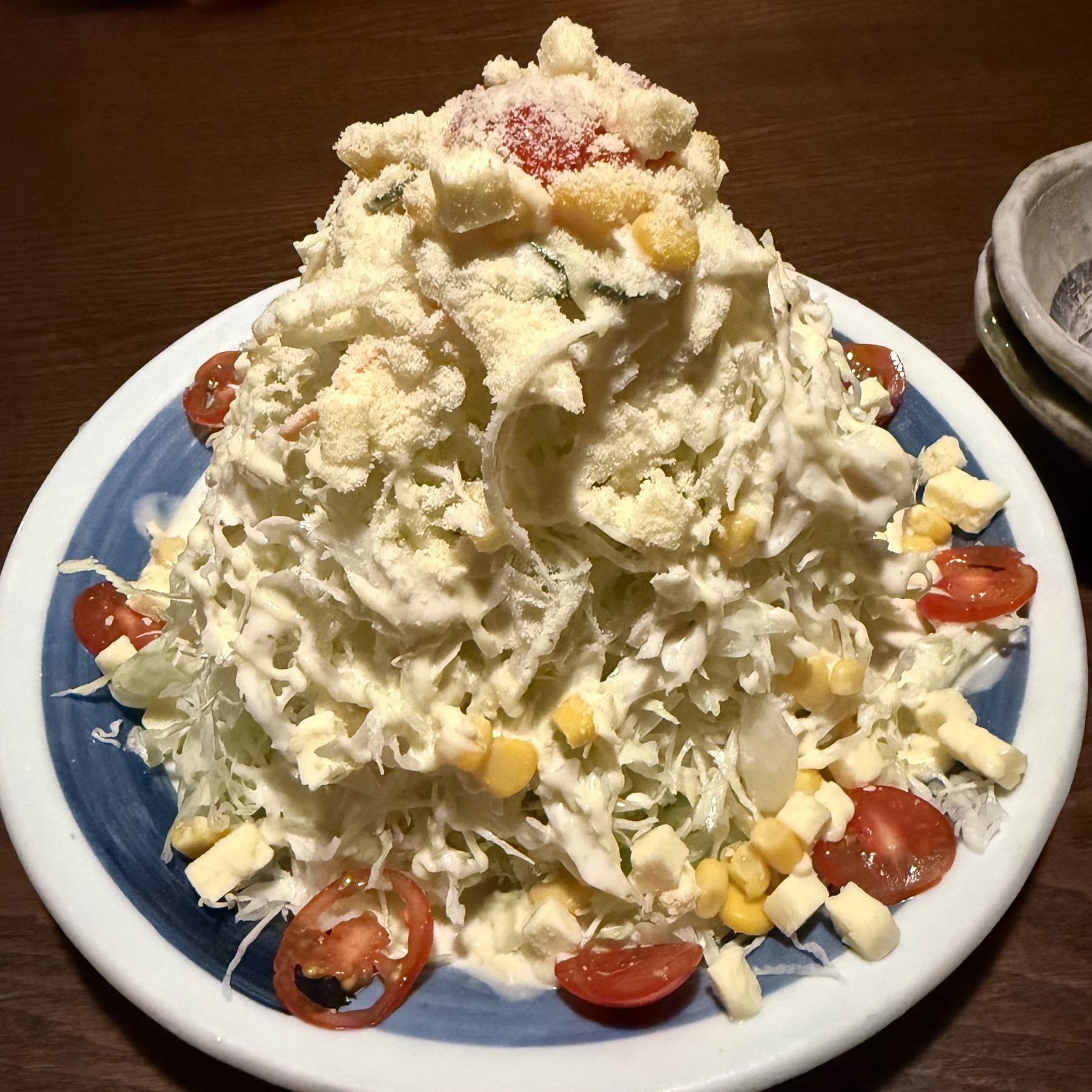 キャベツにコーンやミニトマトなどを添えて高く盛った、ぺんたつのキャベツ盛り