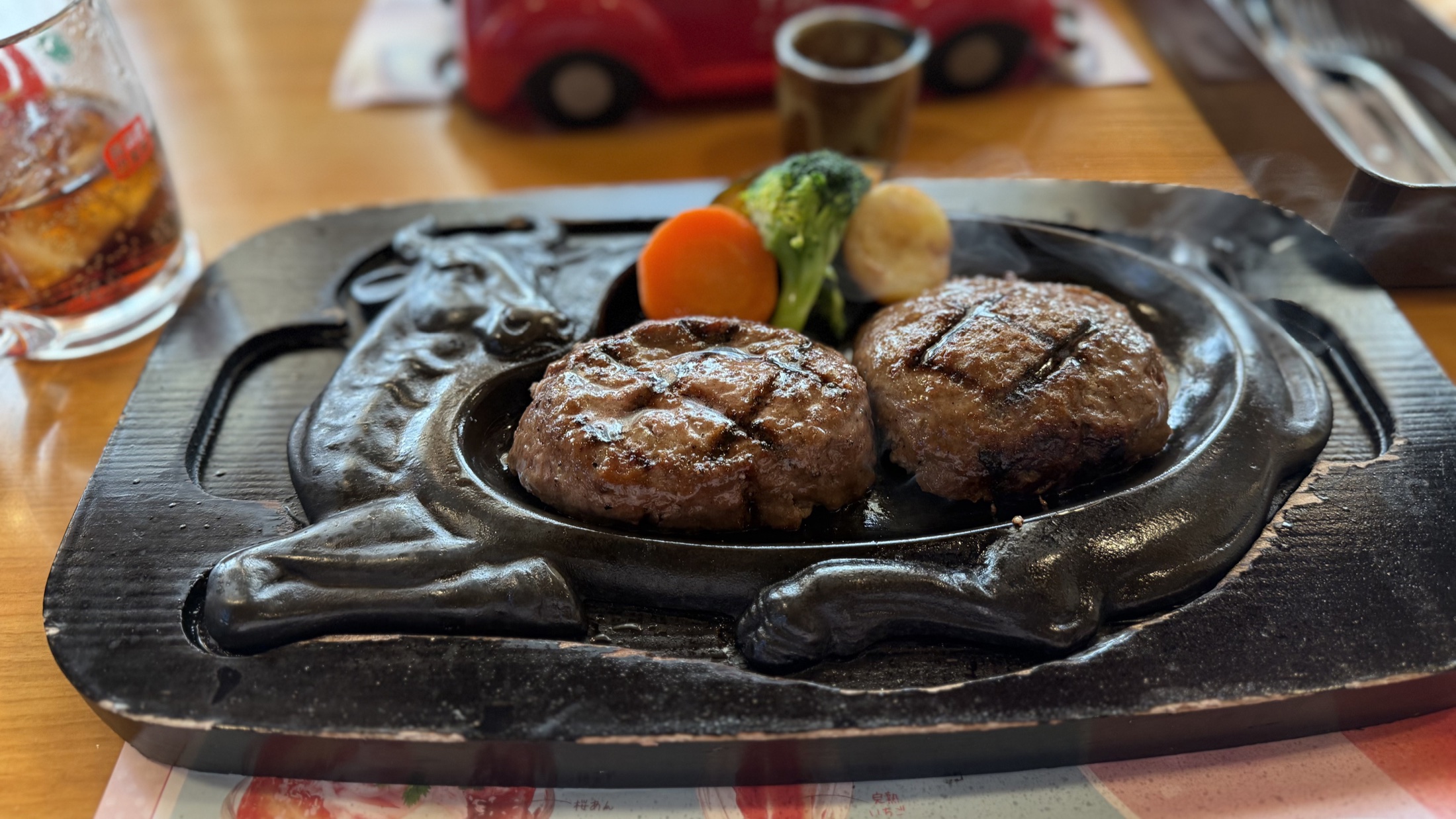 炭焼きレストランさわやか藤枝築地店の鉄板に載ったげんこつハンバーグ