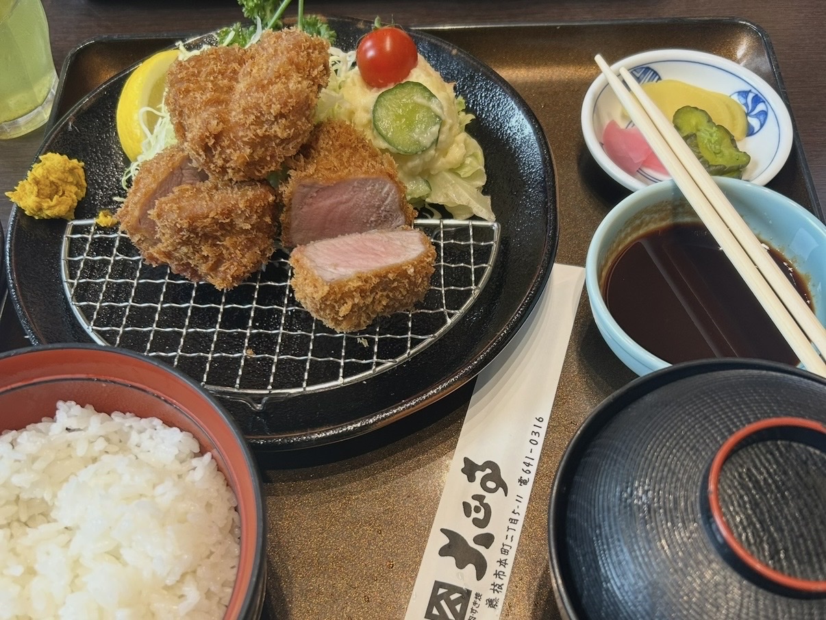 藤枝市本町の大正亭で食べた、厚切りのカツ、ご飯、味噌汁、漬物、サラダの定食