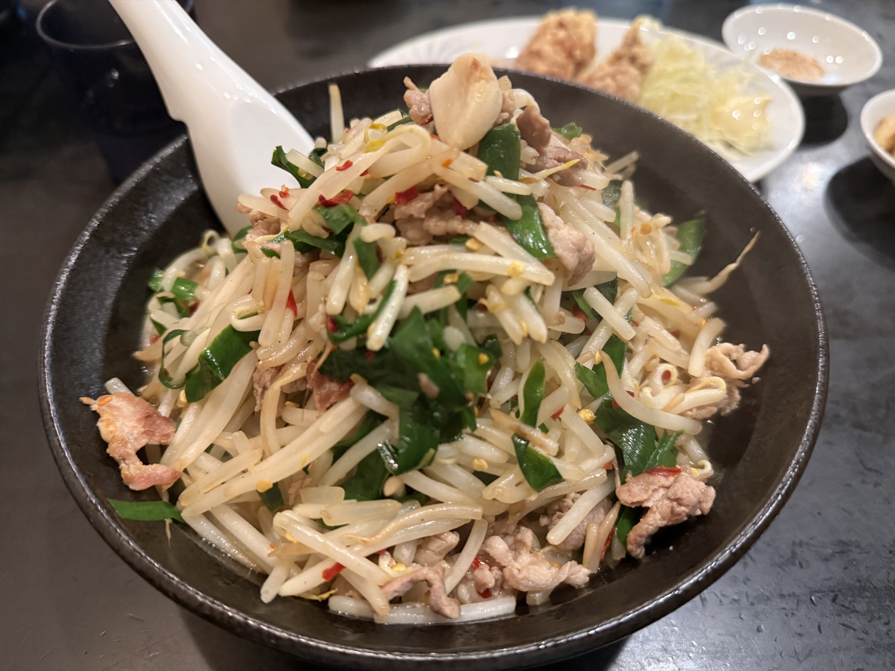 スタミナよしみラーメンに、もやしと野菜を大盛りで追加した一杯